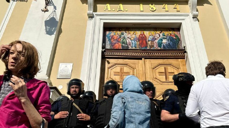 Cреди раненых – семь полицейских и медработник