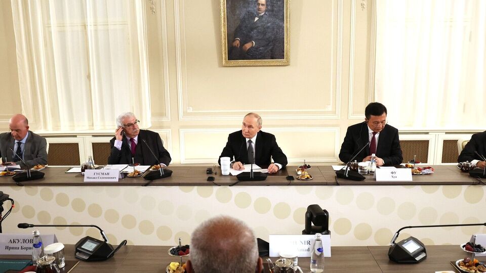 Путин рассказывал западным журналистам об условиях, выдвигаемых страной-агрессором к Украине, поздно ночью