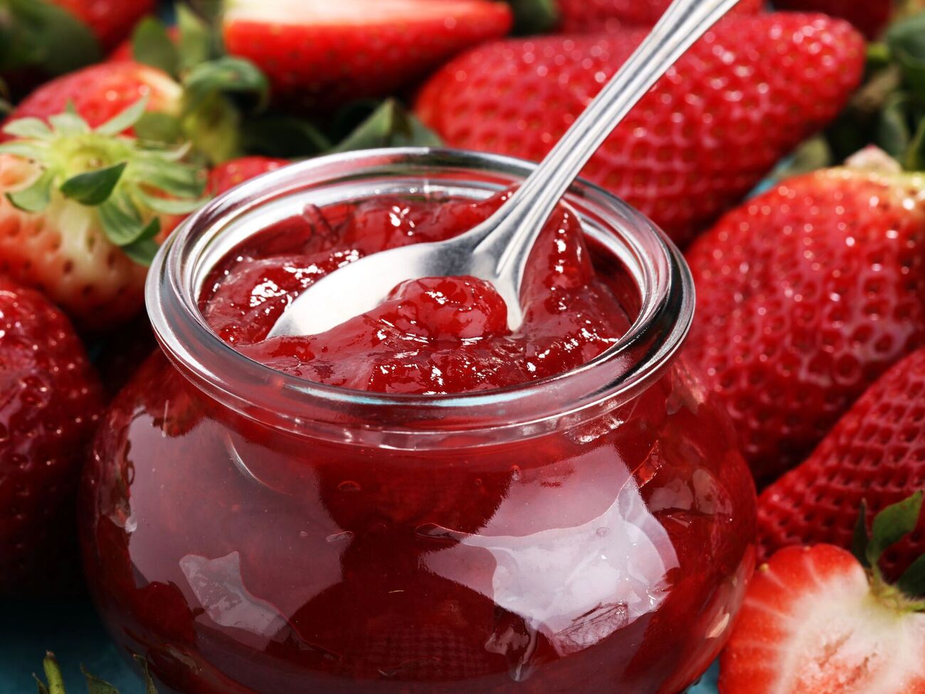 Для варенья на 1 кг клубники понадобится 350 г сахара