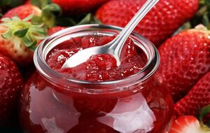 Для варенья на 1 кг клубники понадобится 350 г сахара