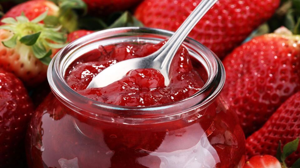 Для варенья на 1 кг клубники понадобится 350 г сахара