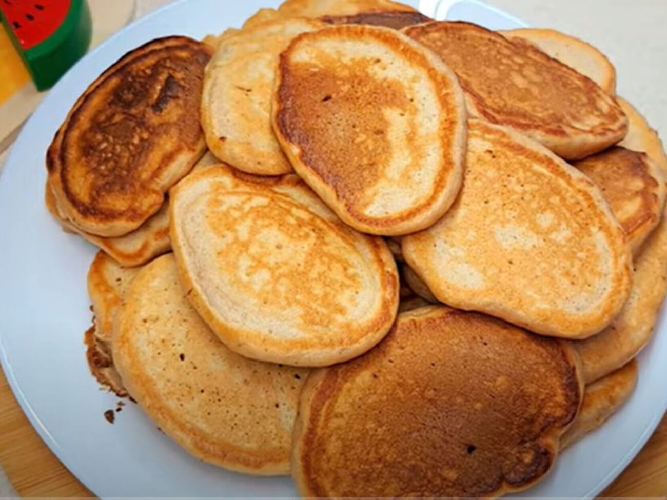 Обсмажте оладки до готовності з одного боку, переверніть, накрийте кришкою сковороду й обсмажте з іншого боку