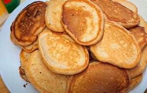 Обжарьте оладьи до готовности с одной стороны, переверните, накройте сковороду крышкой и обжарьте с другой стороны