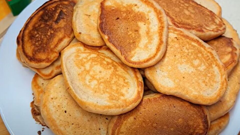 Обсмажте оладки до готовності з одного боку, переверніть, накрийте кришкою сковороду й обсмажте з іншого боку