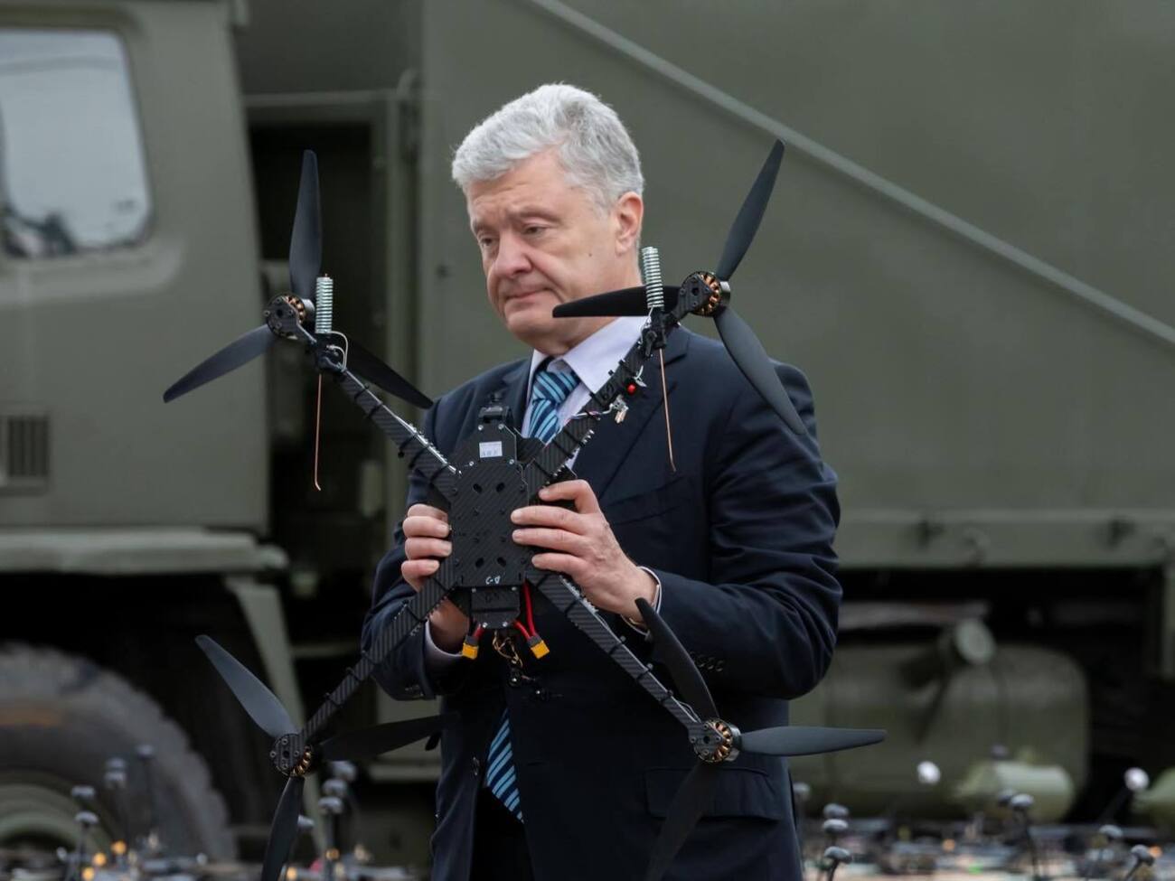 На відео зафіксовано передання готівки на борту літака зі словами російською мовою: "Хороших вам выборов", повідомляє видання