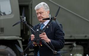 На видео зафиксирована передача наличных на борту самолета со словами на русском языке: "Хороших вам выборов", сообщает издание