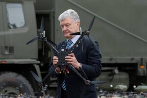 На відео зафіксовано передання готівки на борту літака зі словами російською мовою: "Хороших вам выборов", повідомляє видання