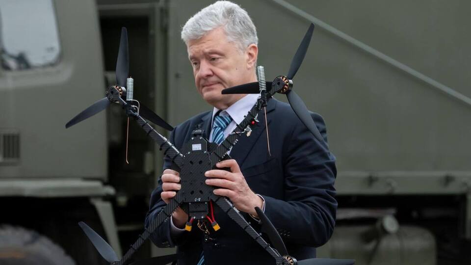 На відео зафіксовано передання готівки на борту літака зі словами російською мовою: "Хороших вам выборов", повідомляє видання