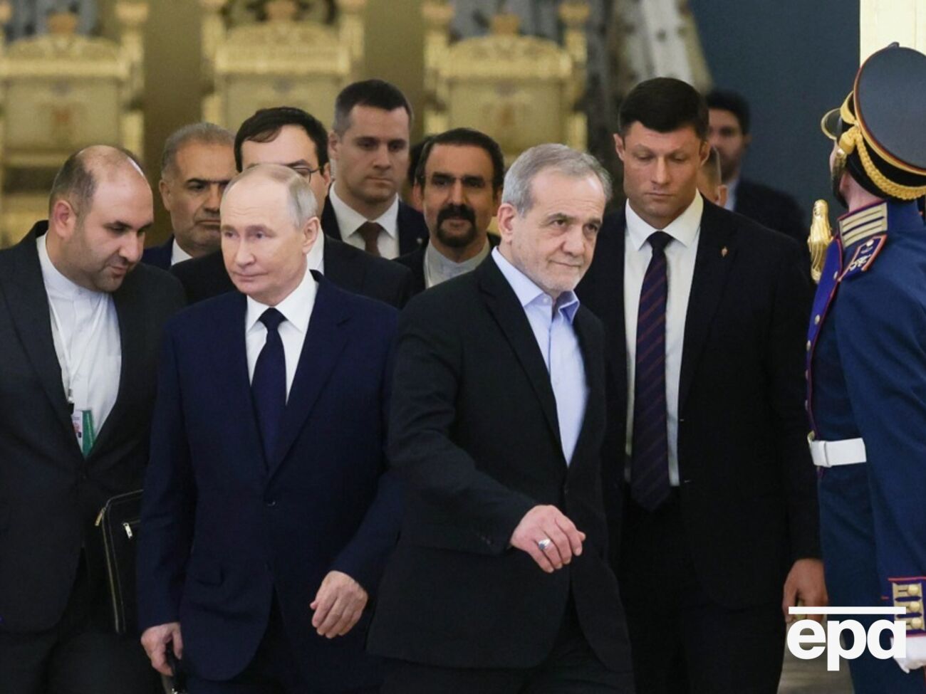 Аналитики считают, что РФ "почти наверняка" видит в конфликте выгоду, поскольку он может отвлечь внимание Запада от ее войны в Украине