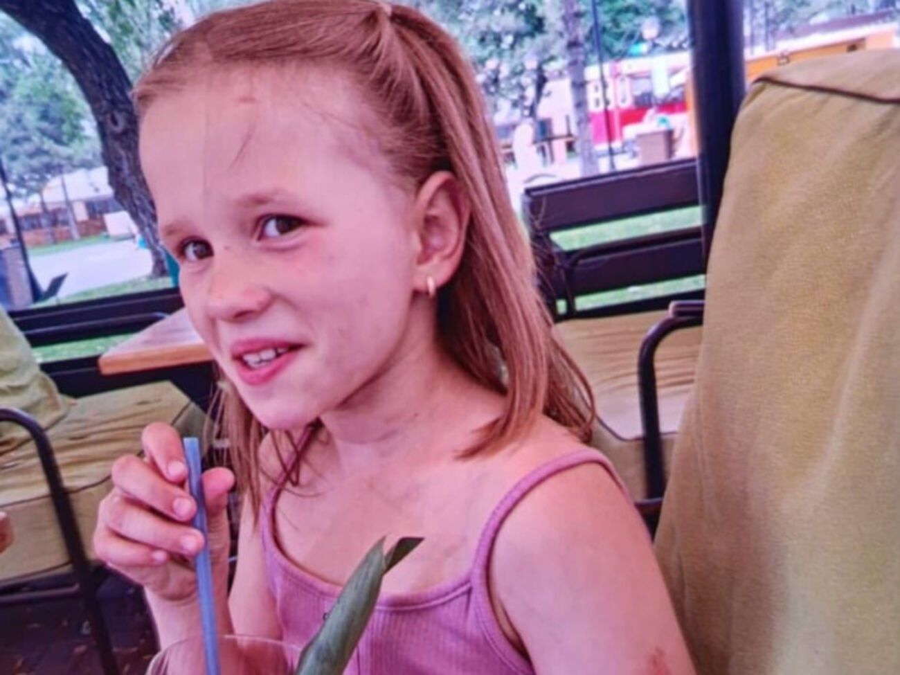 Камеры зафиксировали девочку с мужчиной