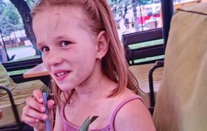 Камеры зафиксировали девочку с мужчиной