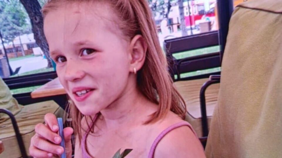 Камеры зафиксировали девочку с мужчиной