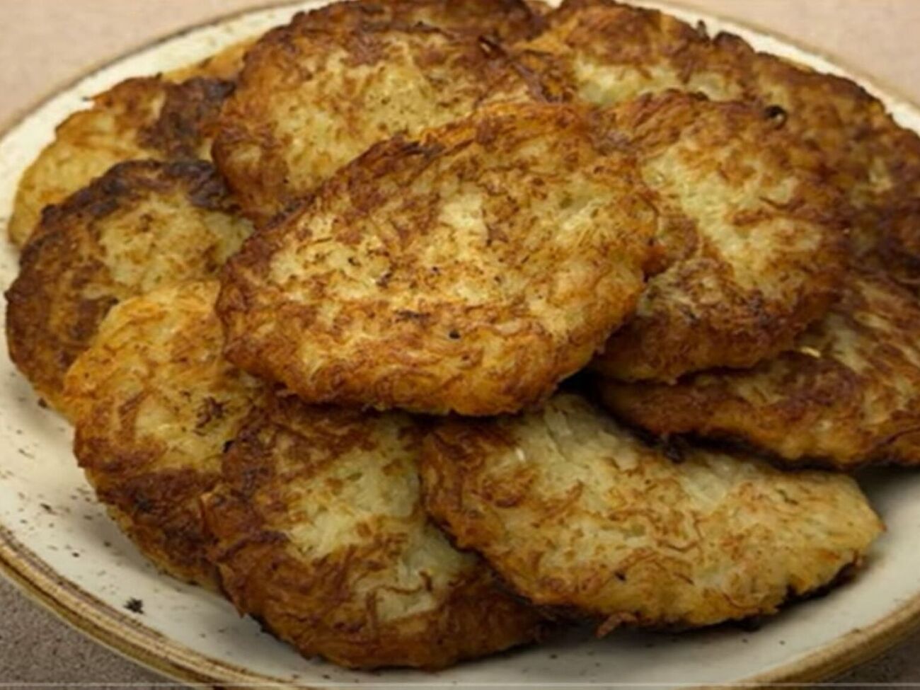 Приготовьте деруны на разогретой сковороде с растительным маслом