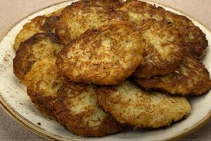 Приготовьте деруны на разогретой сковороде с растительным маслом