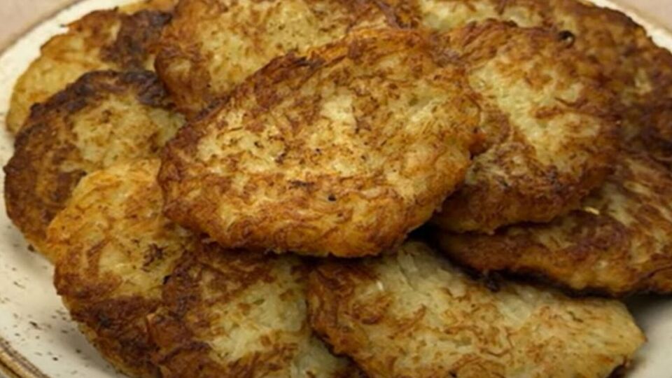 Приготуйте деруни на розігрітій сковороді з олією