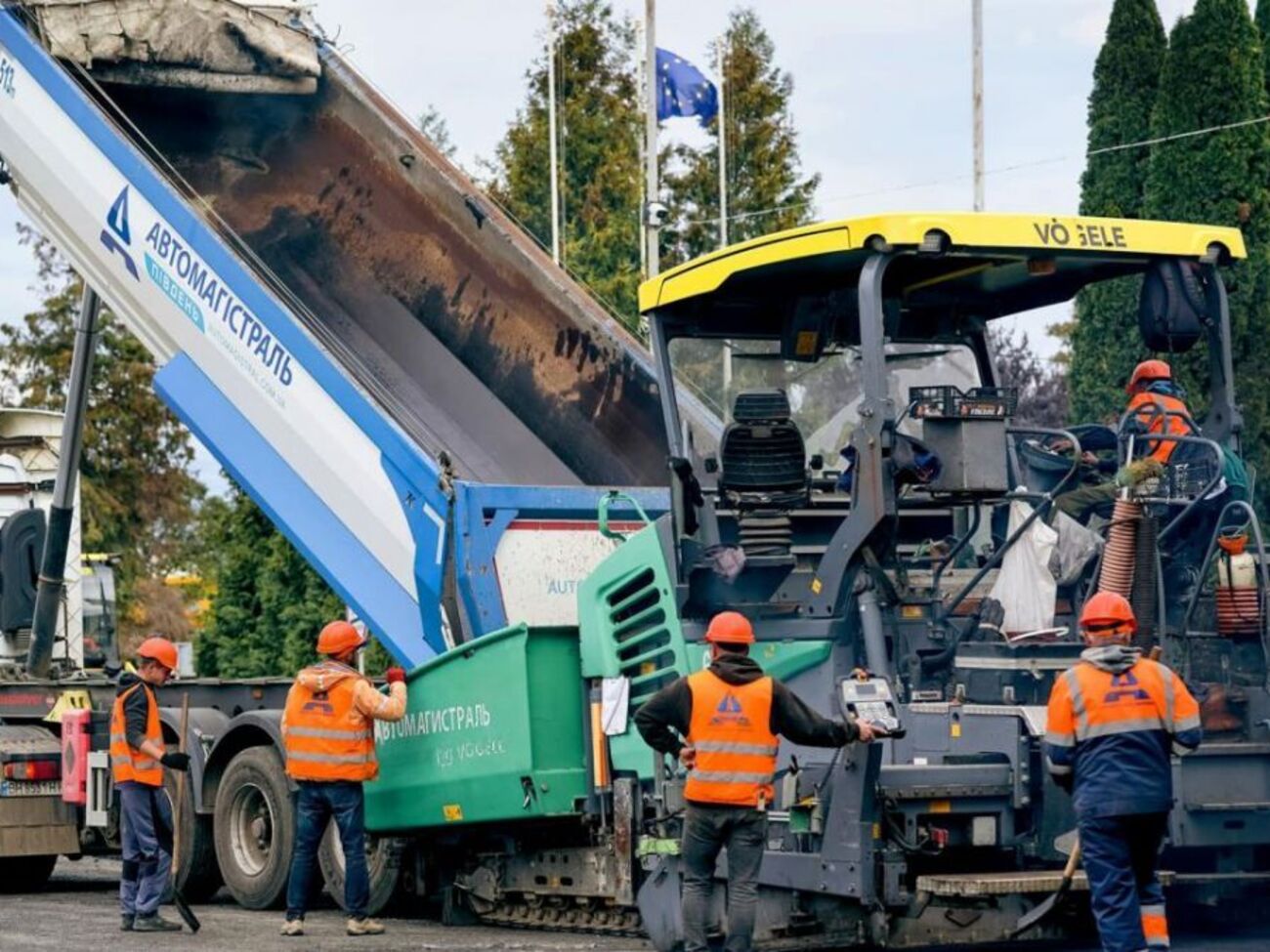 У справі фігурує щонайменше п'ятеро осіб, яких повідомили про підозру