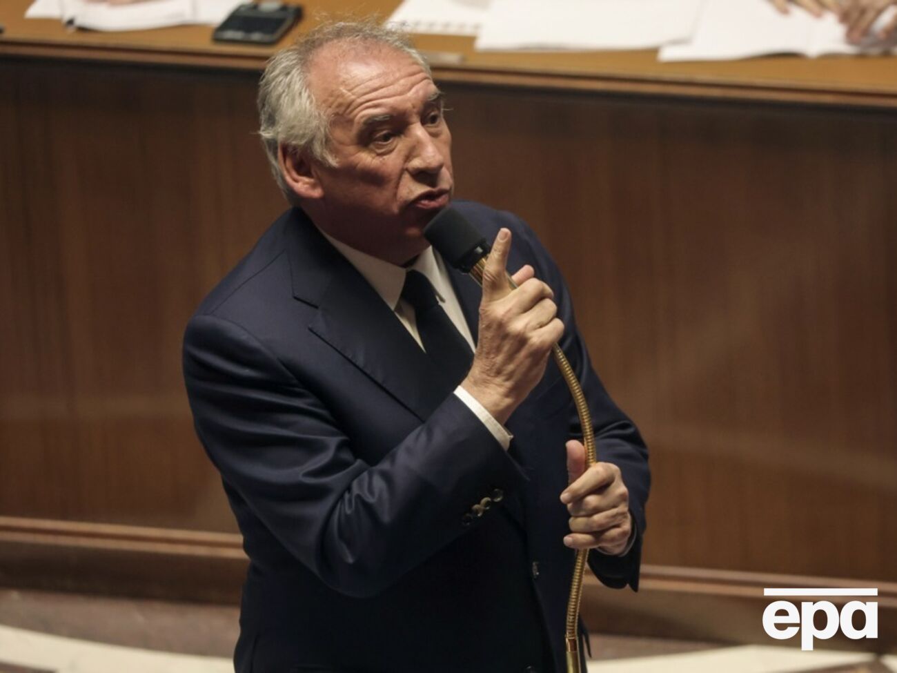 Байру осоромився на авіасалоні в Парижі