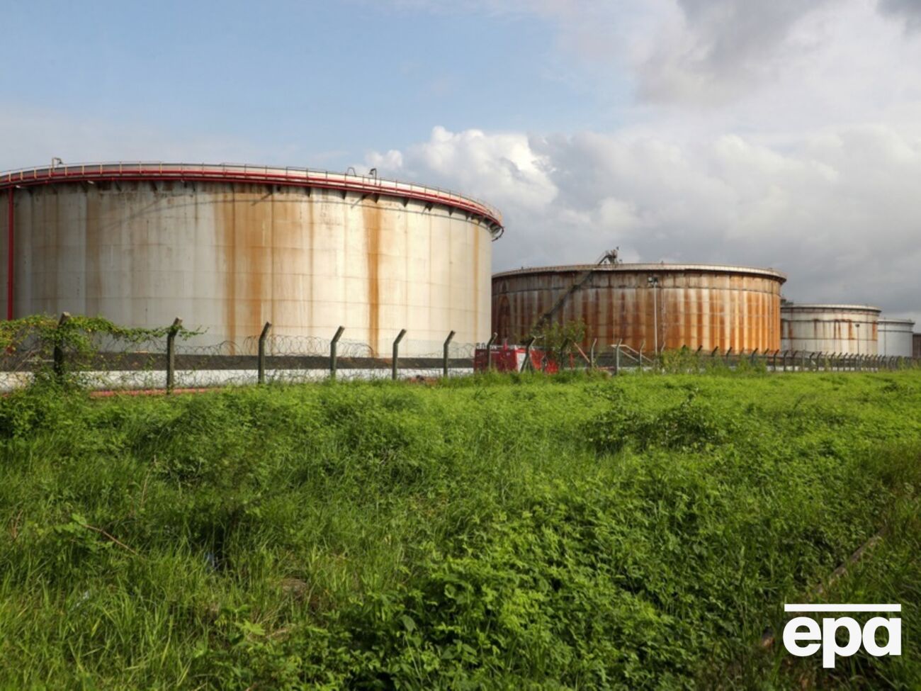 Иран закачивает нефть в резервуары для перегрузки на танкеры, пишет агентство