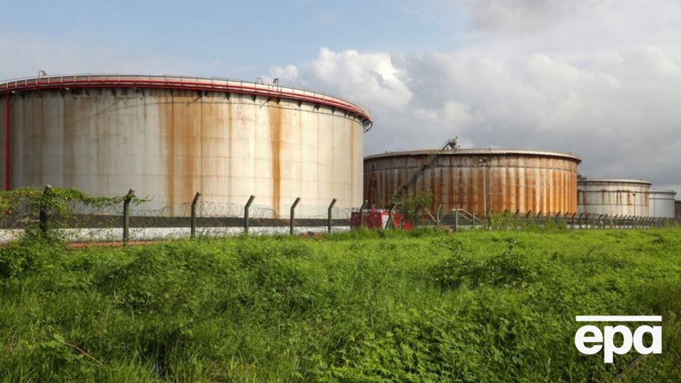 Иран закачивает нефть в резервуары для перегрузки на танкеры, пишет агентство