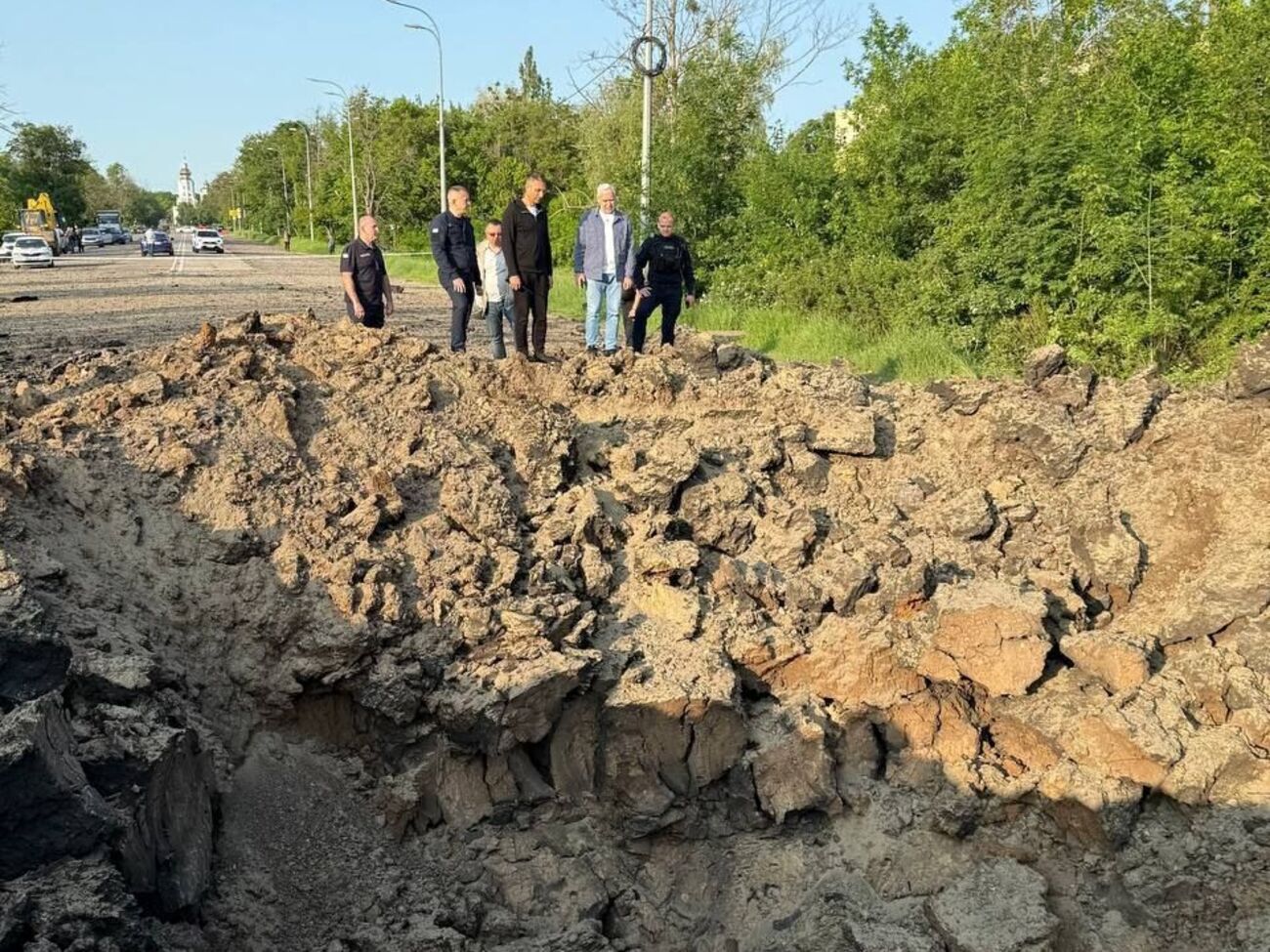 Одна из ракет попала в проезжую часть