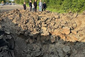 Одна из ракет попала в проезжую часть