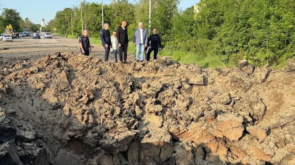 Одна из ракет попала в проезжую часть