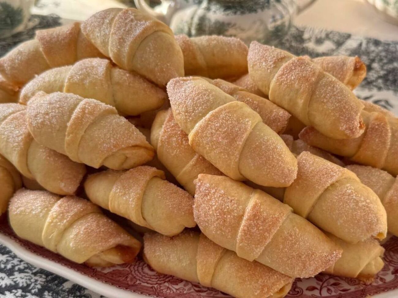 Выпекайте рогалики 30 минут при температуре +180 °С до золотистого цвета