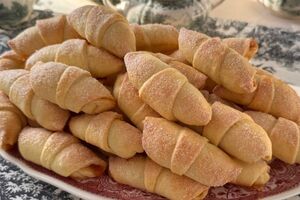 Выпекайте рогалики 30 минут при температуре +180 °С до золотистого цвета