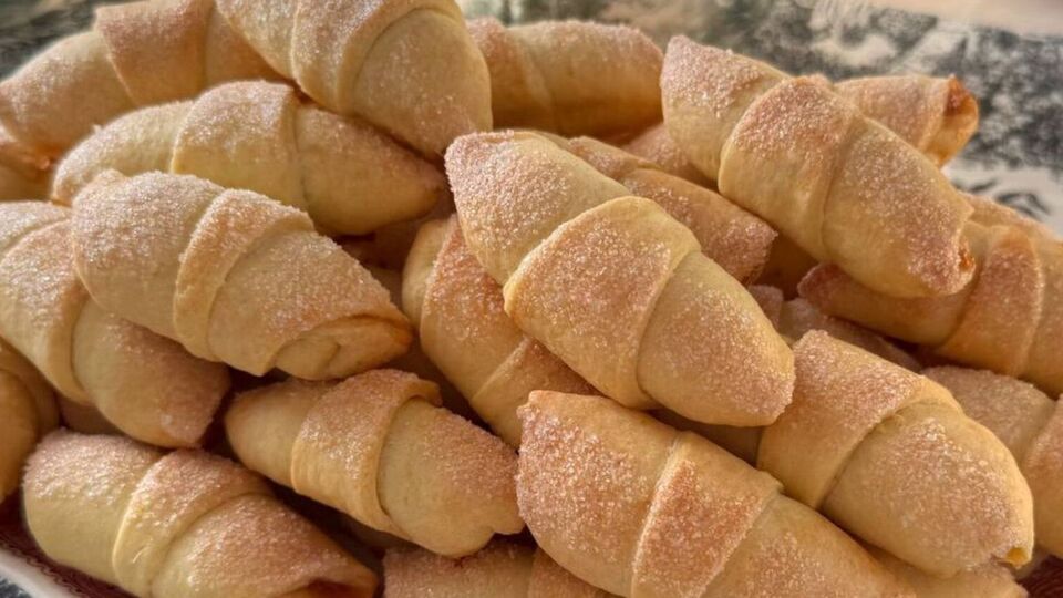 Выпекайте рогалики 30 минут при температуре +180 °С до золотистого цвета