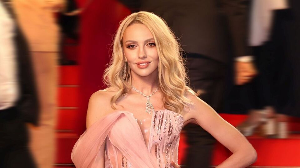 Полякова: Працює все. Купуєте резинову щітку. І цією штукою розтираєте до червоного