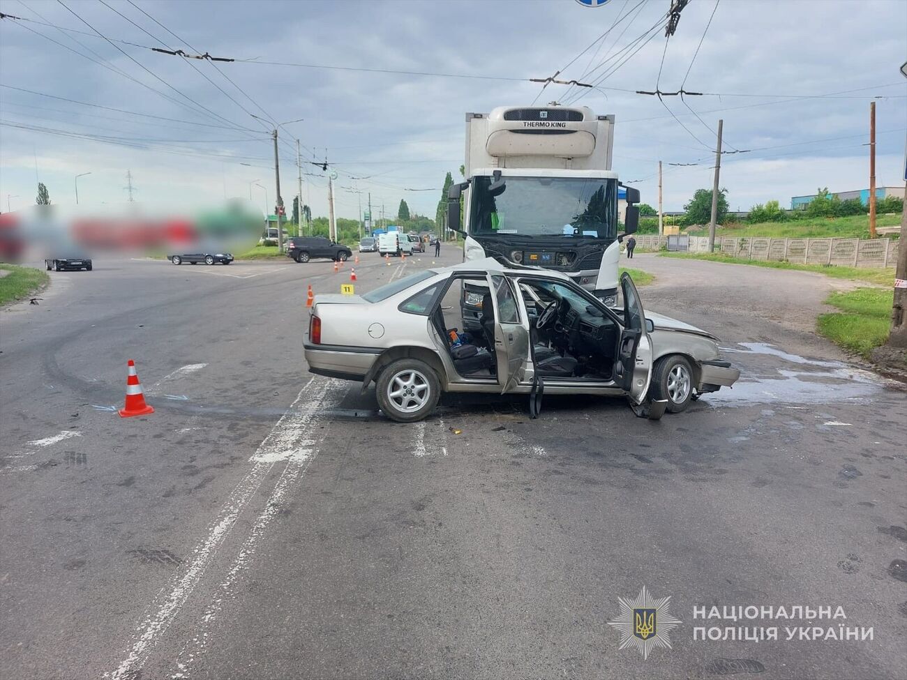 Opel не уступил дорогу грузовику