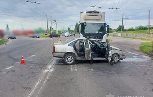 Opel не уступил дорогу грузовику