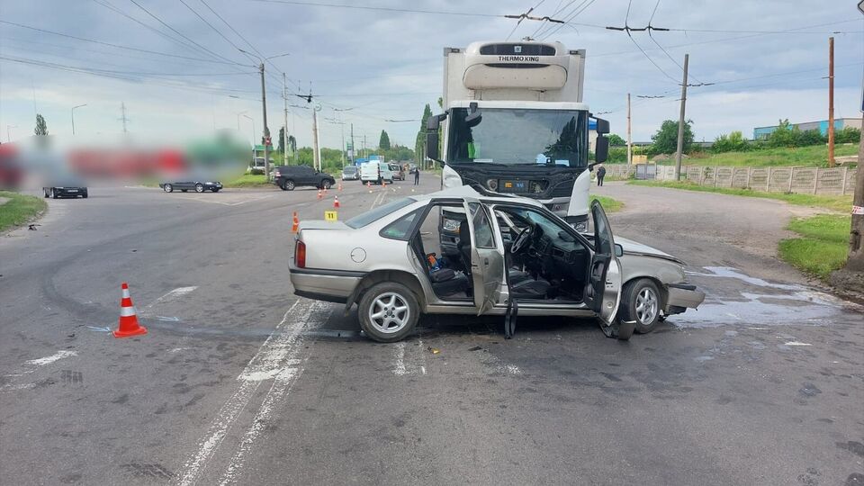 Opel не уступил дорогу грузовику