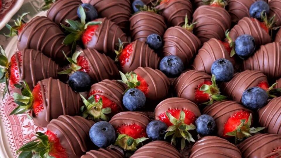 Шоколад сперва нужно растопить на водяной бане