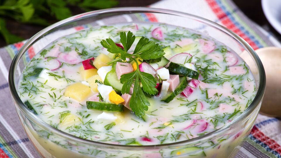 Окрошку подают охлажденной