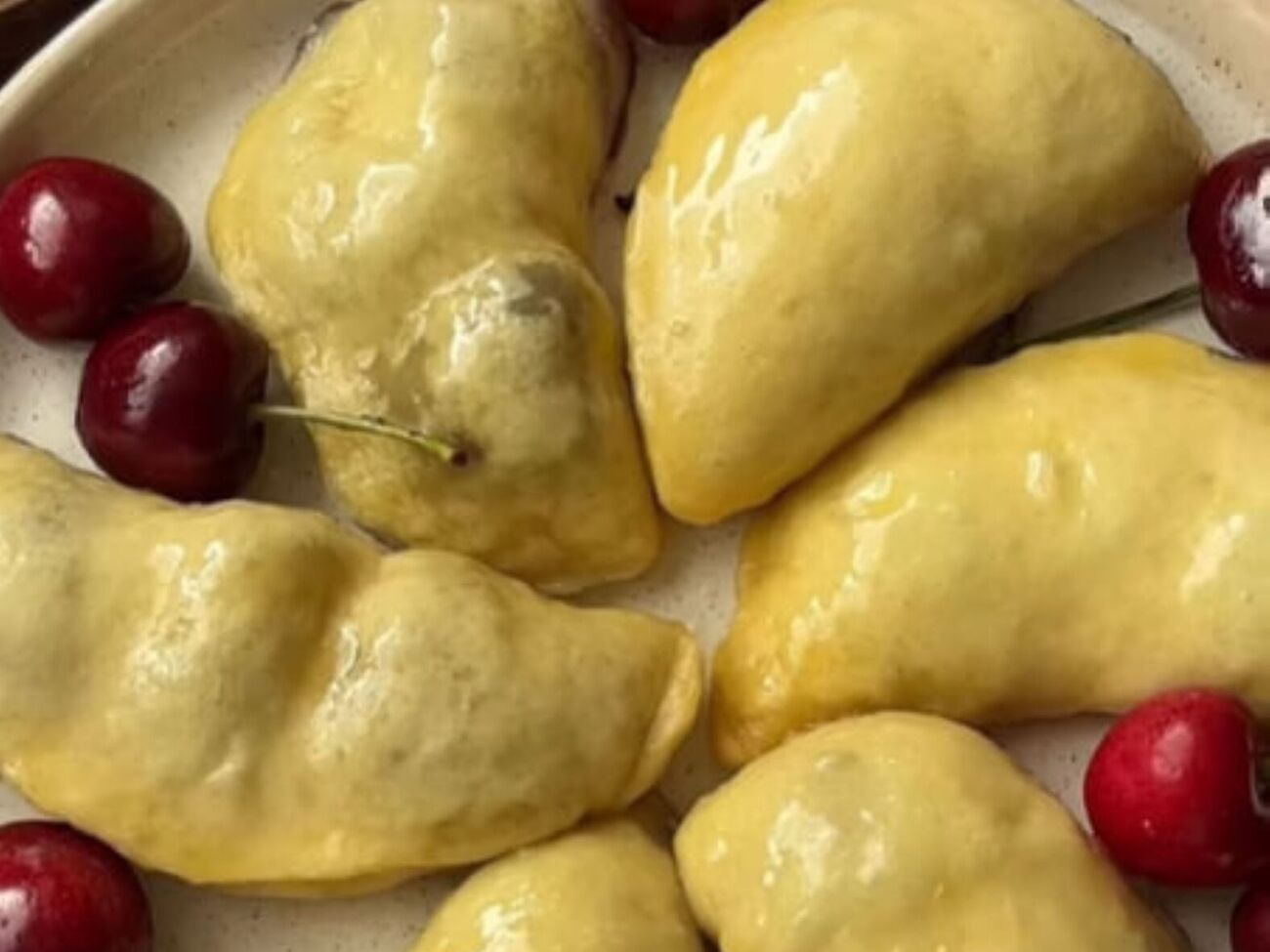 Готовые вареники смажьте сливочным маслом