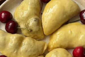 Готові вареники змастіть вершковим маслом
