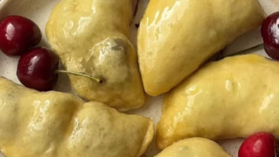 Готовые вареники смажьте сливочным маслом