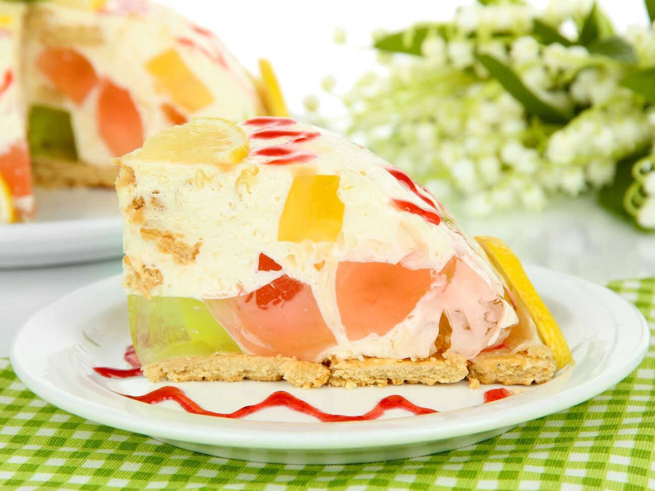 Этот творожный торт сочетает нежную кремовую основу и разноцветные слои фруктового желе