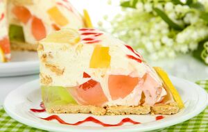 Этот творожный торт сочетает нежную кремовую основу и разноцветные слои фруктового желе