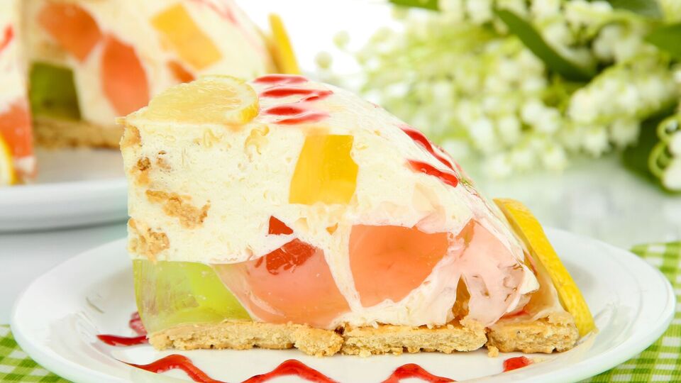 Этот творожный торт сочетает нежную кремовую основу и разноцветные слои фруктового желе