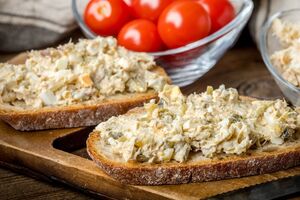 Для намазки вам понадобится 100 г сливочного сыра