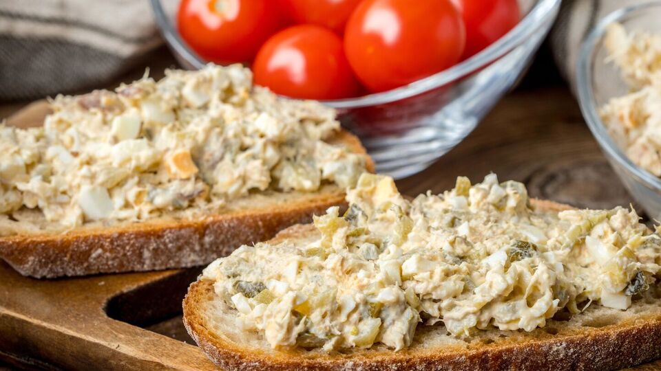 Для намазки вам понадобится 100 г сливочного сыра