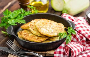 Оладьи жарят на небольшом огне