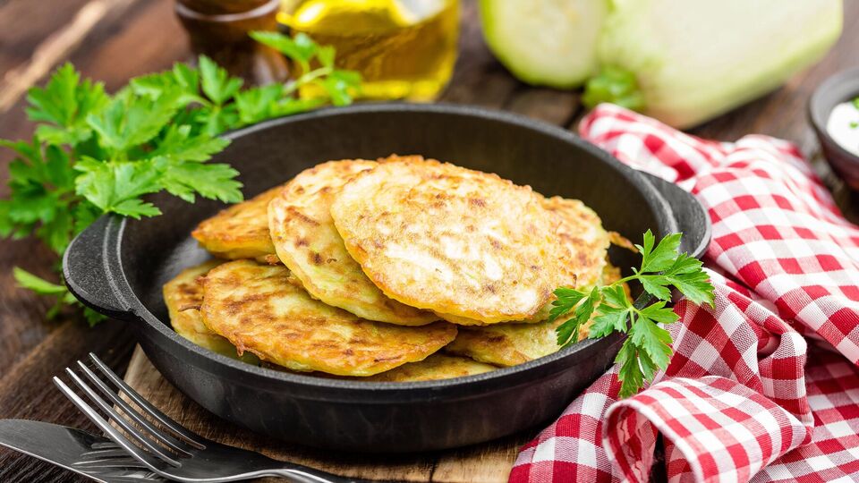 Оладьи жарят на небольшом огне