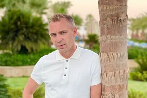 По словам Авраменко, в год он зарабатывает несколько миллионов гривен. За границей у него есть недвижимость.