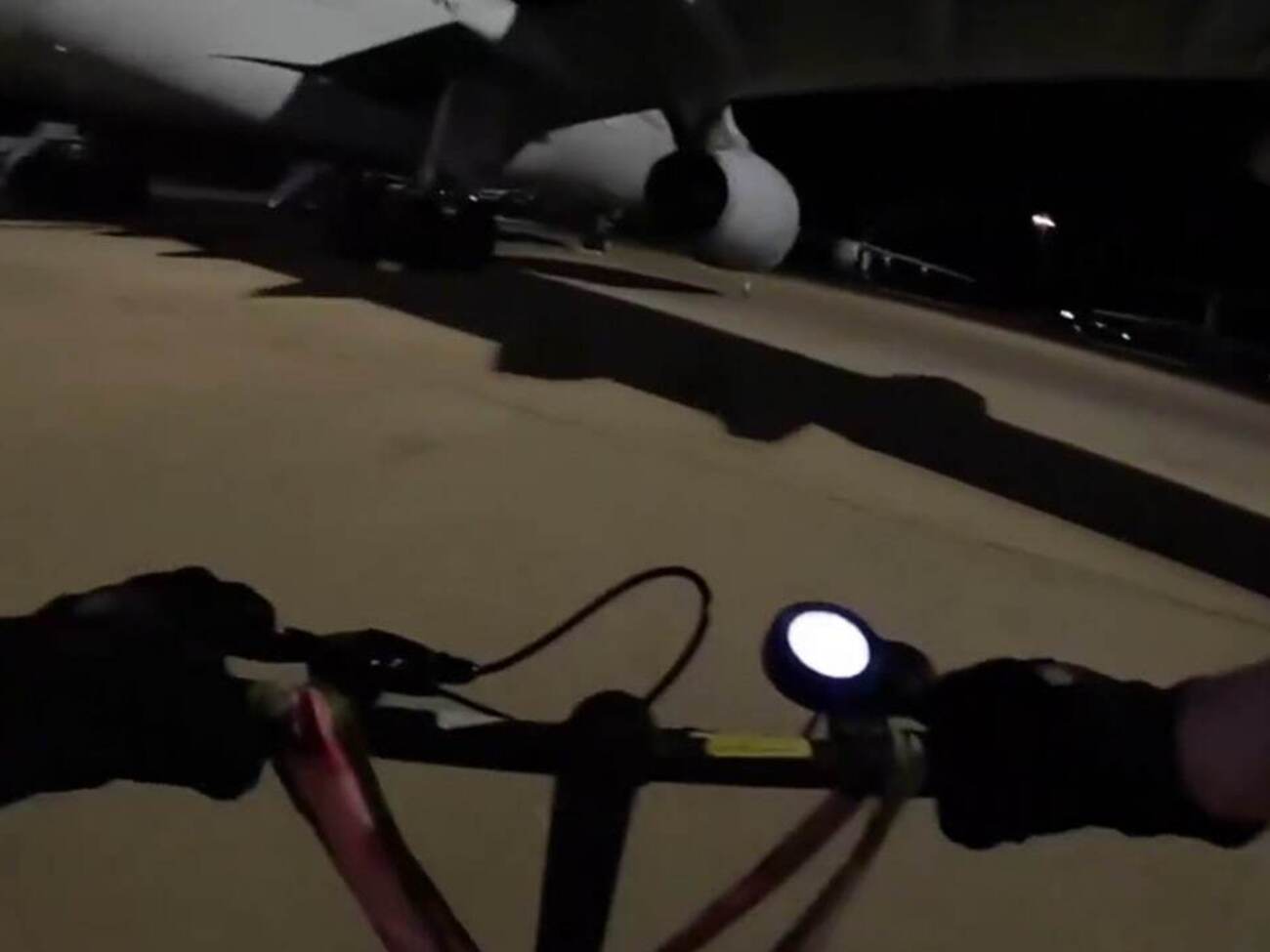 Пропалестинские активисты заехали на территорию британской авиабазы на электроскутерах