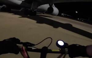 Пропалестинские активисты заехали на территорию британской авиабазы на электроскутерах