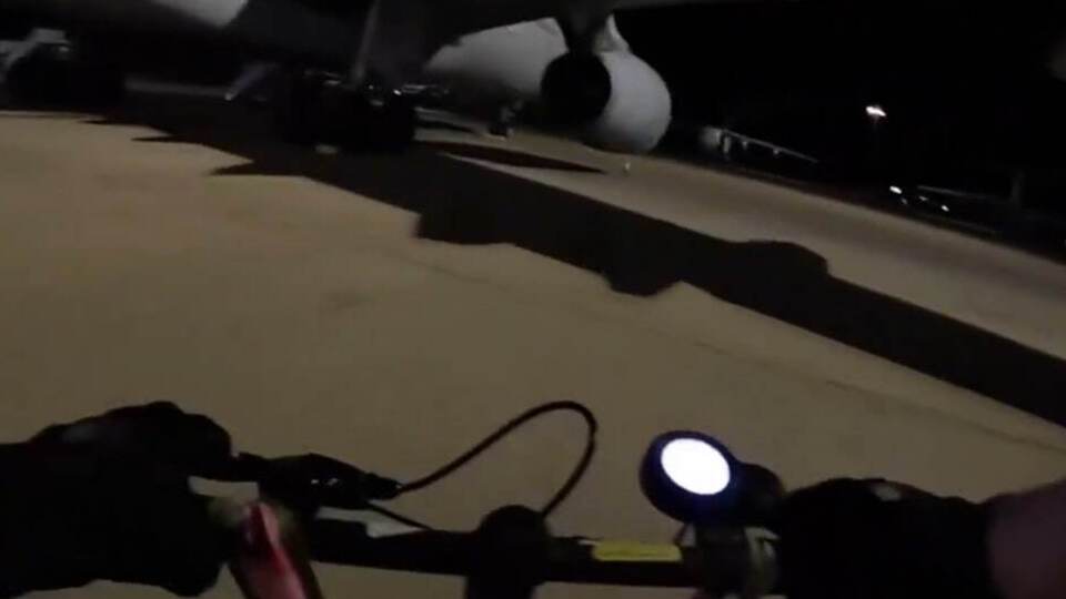 Пропалестинские активисты заехали на территорию британской авиабазы на электроскутерах