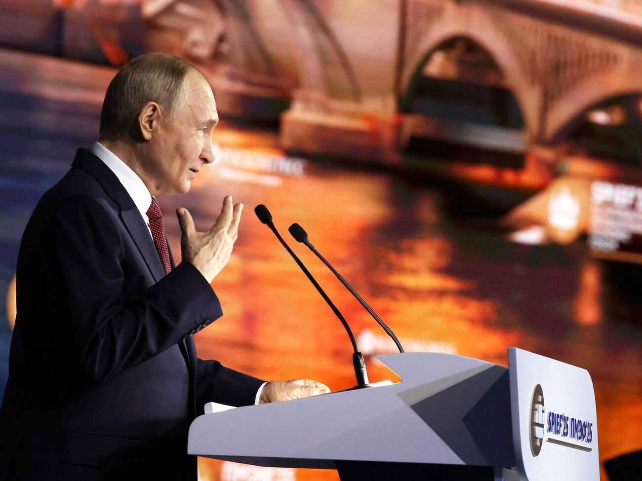 Путин: Я уже много раз говорил, что считаю русский и украинский народы одним народом на самом деле. В этом смысле вся Украина наша